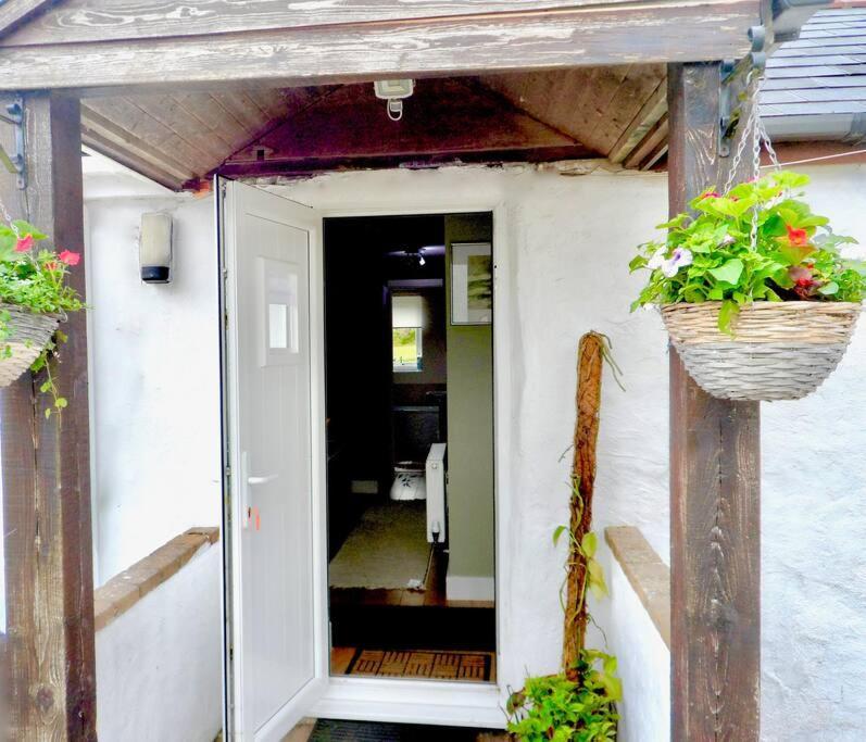 Stunning Annexe 1 Luxury Bedroom, Eating Area & Bathroom Only! 트루로 외부 사진