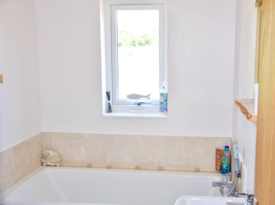 Stunning Annexe 1 Luxury Bedroom, Eating Area & Bathroom Only! 트루로 외부 사진