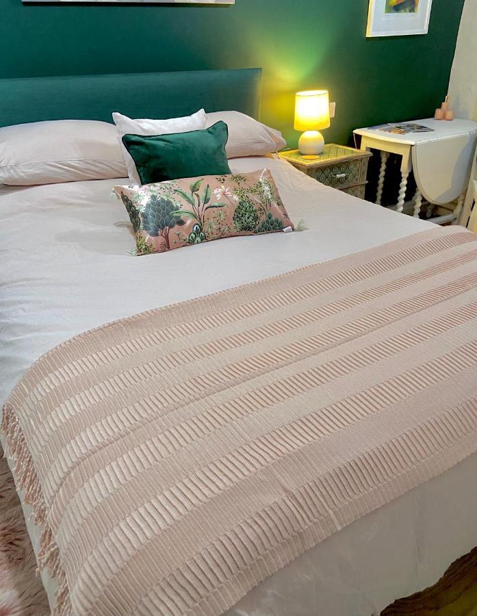 Stunning Annexe 1 Luxury Bedroom, Eating Area & Bathroom Only! 트루로 외부 사진