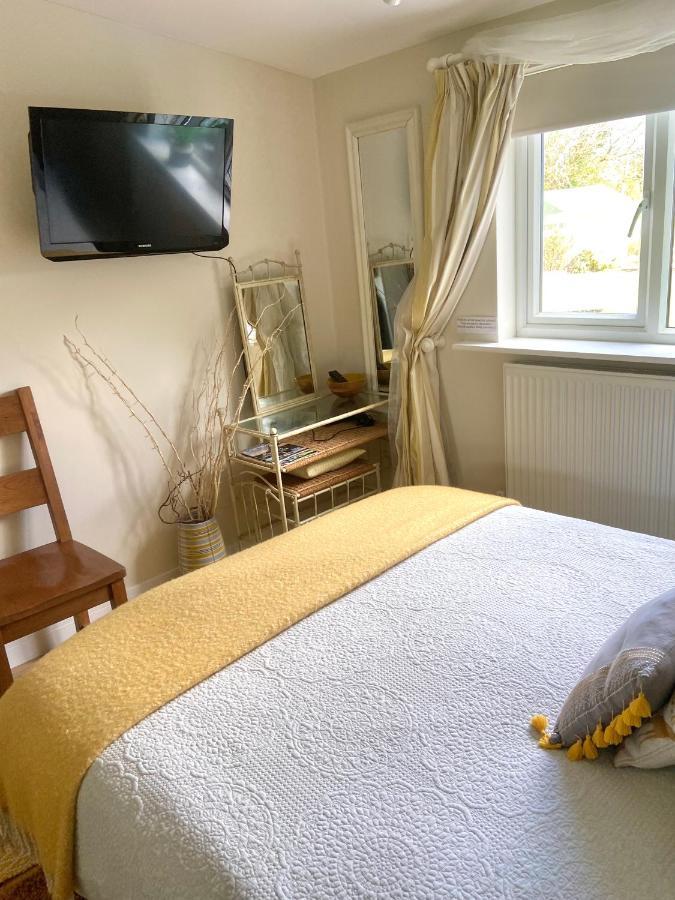 Stunning Annexe 1 Luxury Bedroom, Eating Area & Bathroom Only! 트루로 외부 사진
